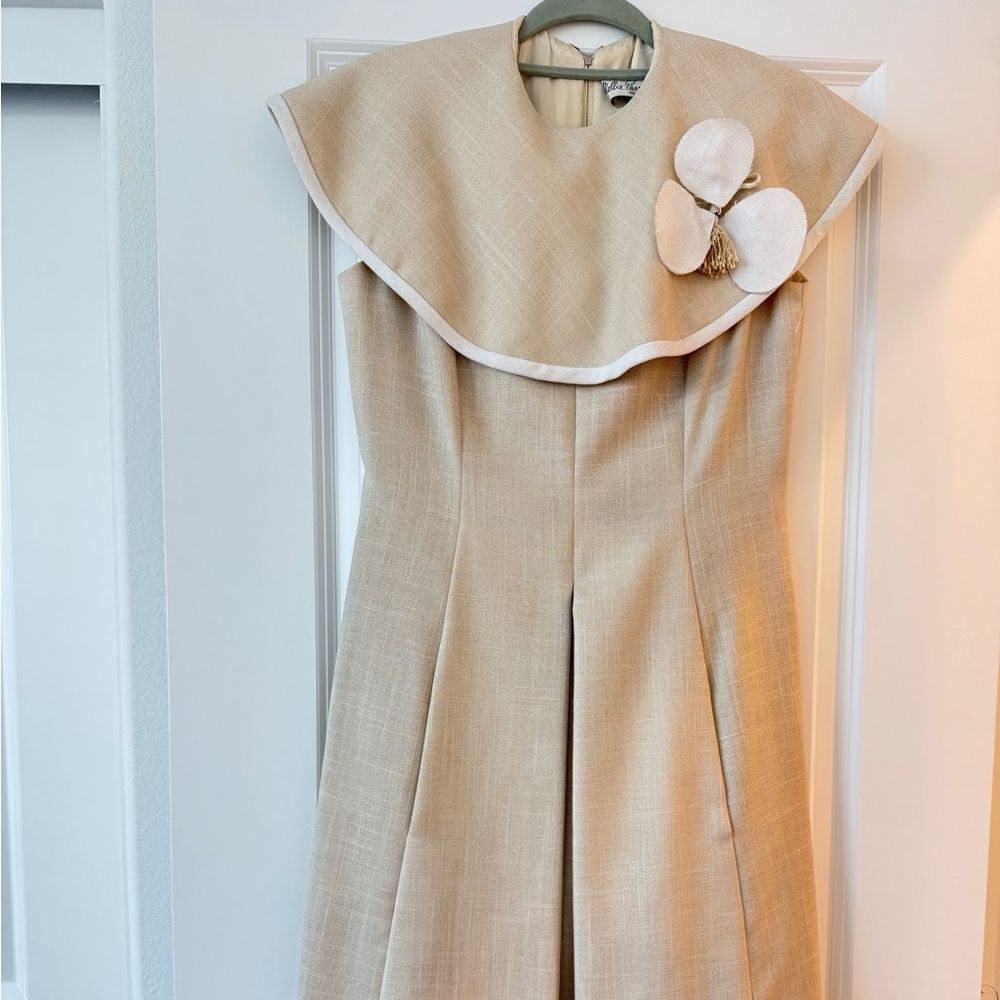 Elegant Vintage Beige Dress with Floral Accent